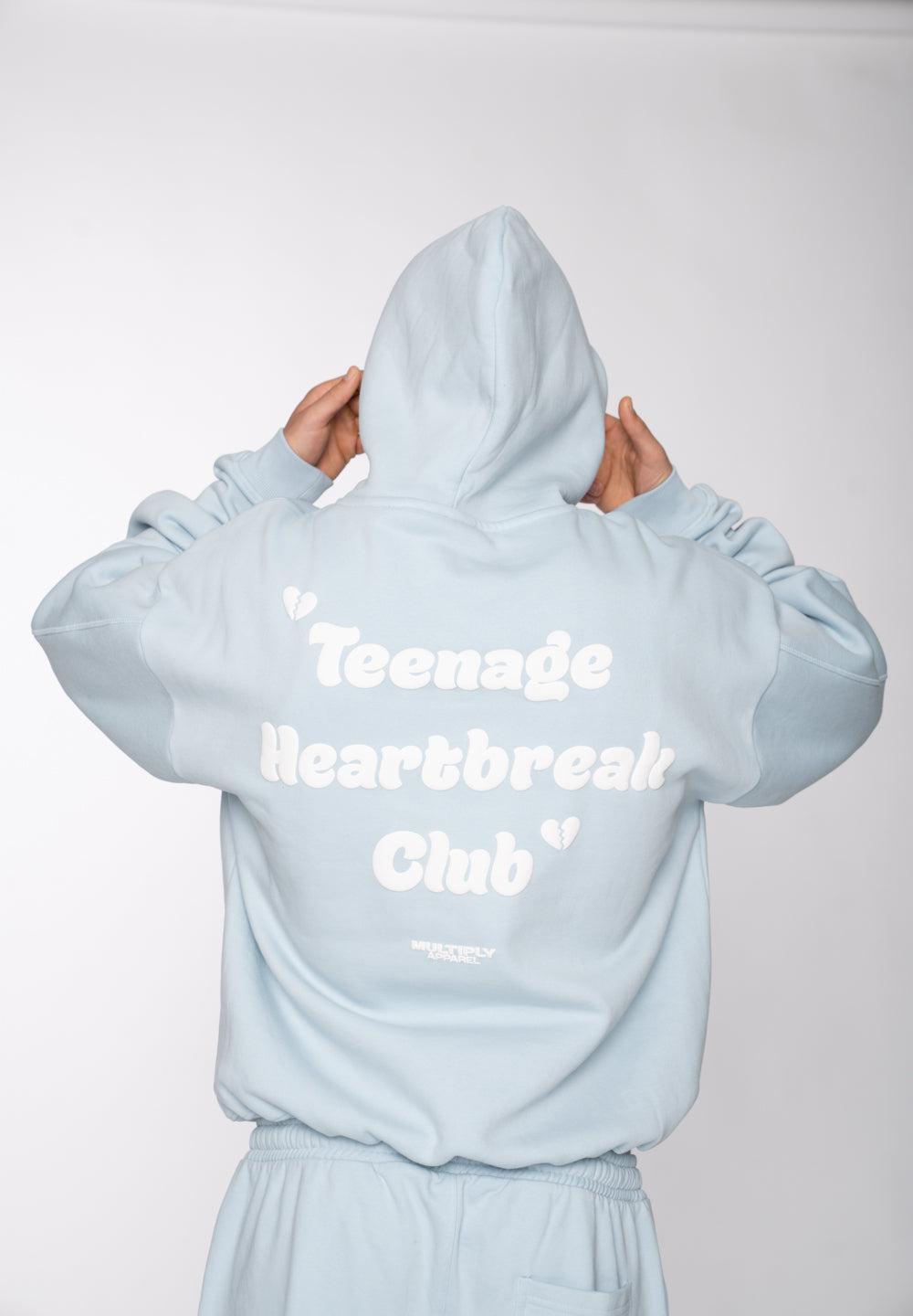 Multiply Apparel Oversize Hoodie HEARTBREAK CLUB Baby Blue – Frontalansicht