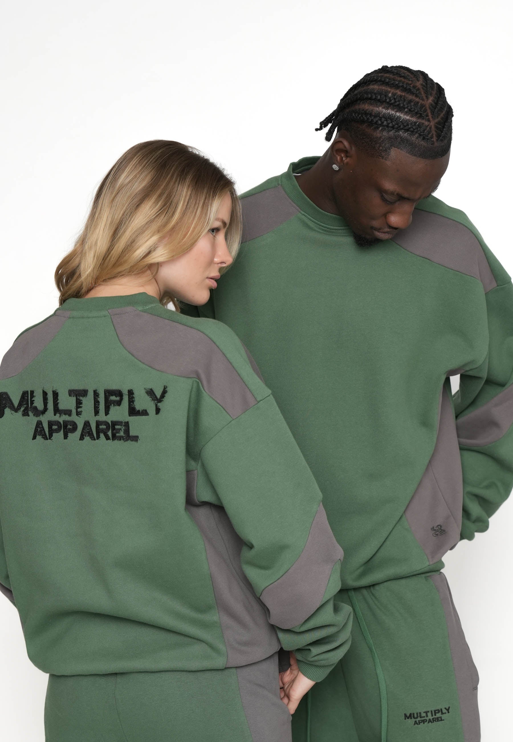 Multiply Apparel Oversize Sweatshirt ARMOURED Myrtle – Frontalansicht