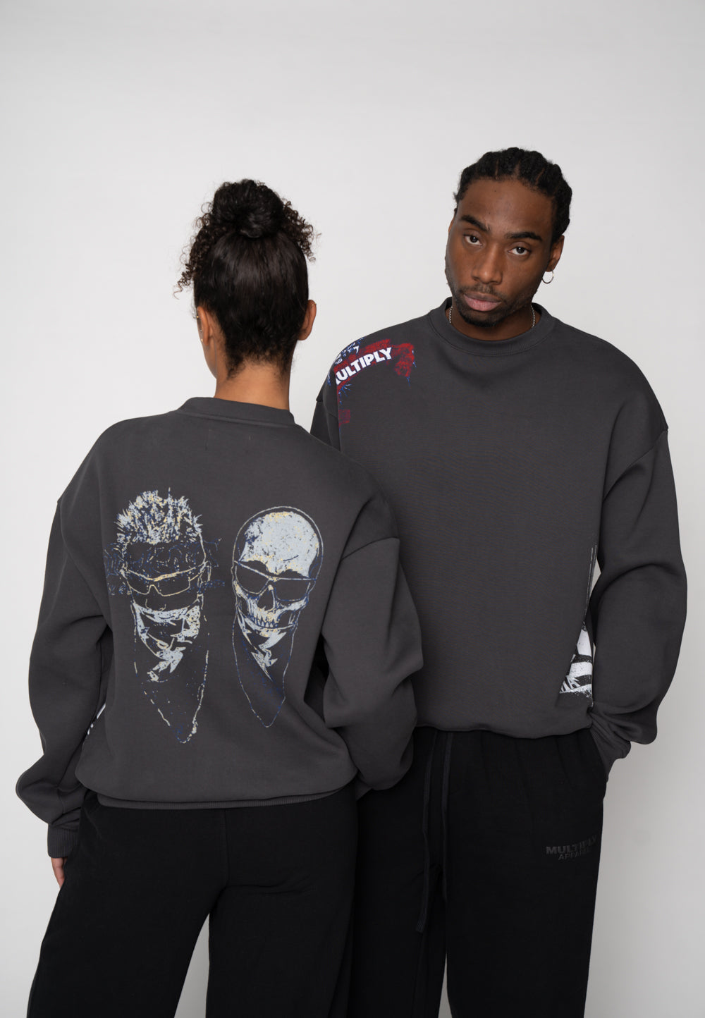 Multiply Apparel Oversize Sweatshirt SKULL SKETCH Black Soda Washed – Frontalansicht