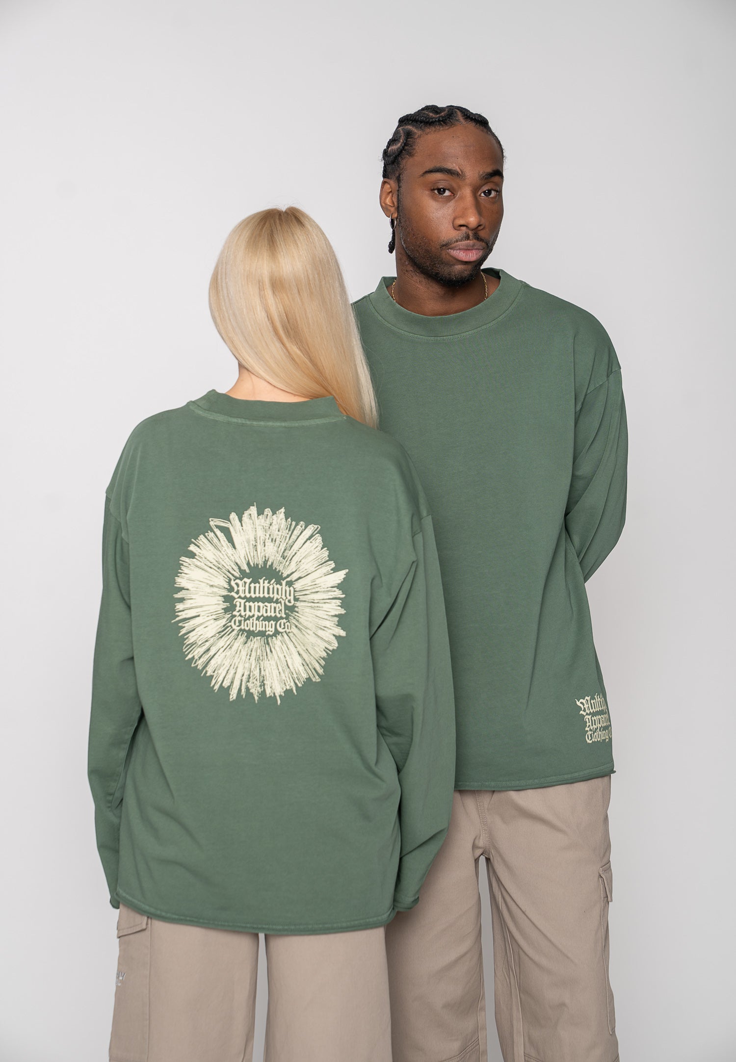 Multiply Apparel Longsleeve BLOOM Duck Green – Frontalansicht