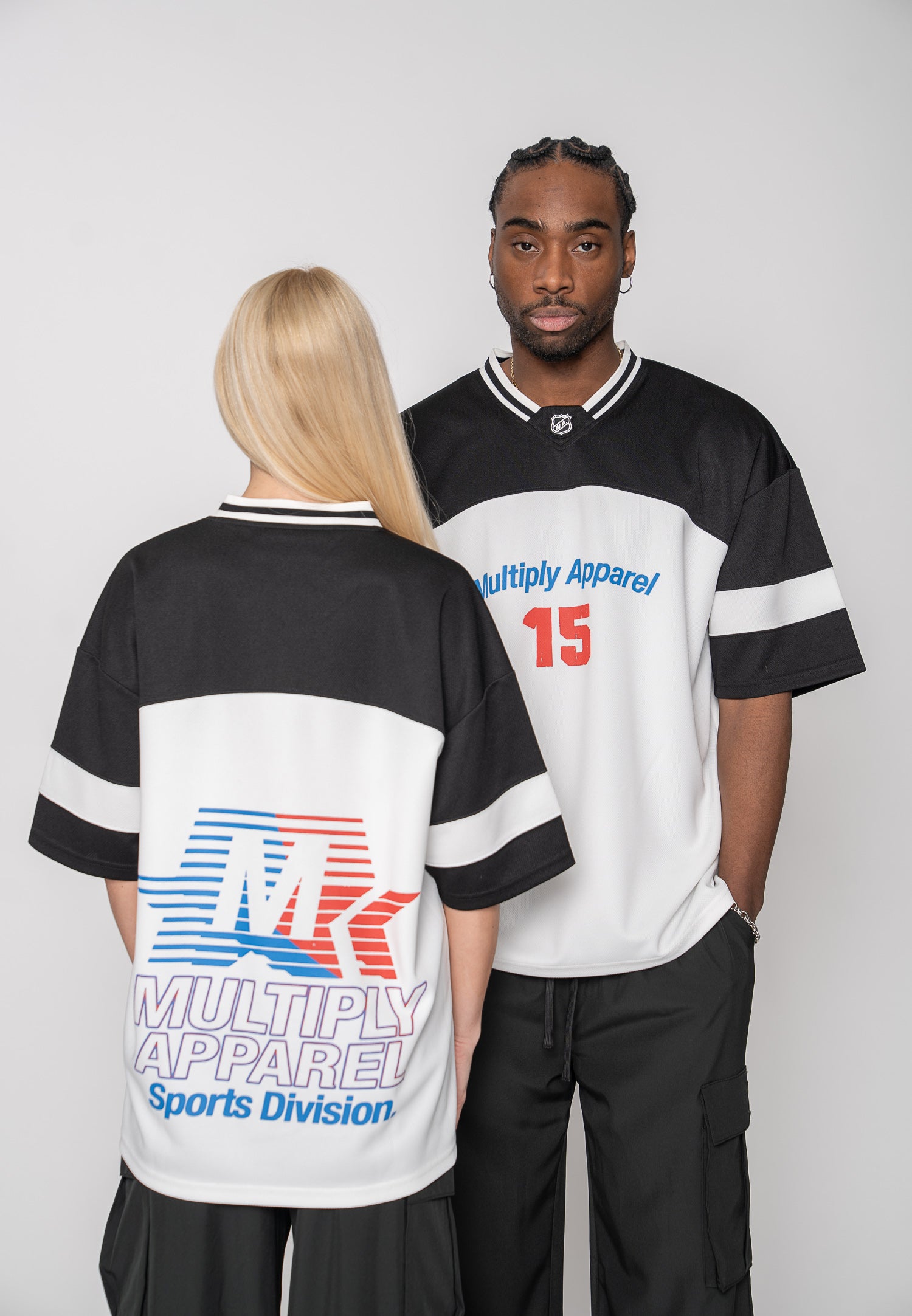 Multiply Apparel Oversize T-shirt OLYMP Pirate Black / Blanc de Blanc – Frontalansicht