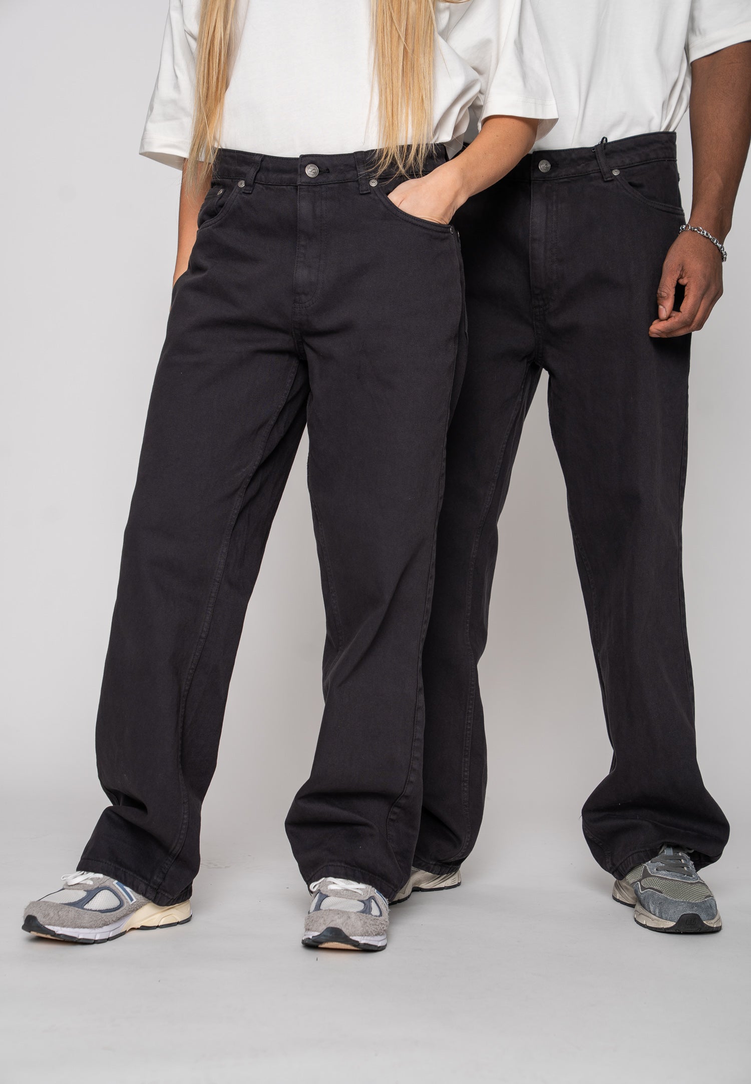 Multiply Apparel Wide Straight Jeans Black Washed – Frontalansicht