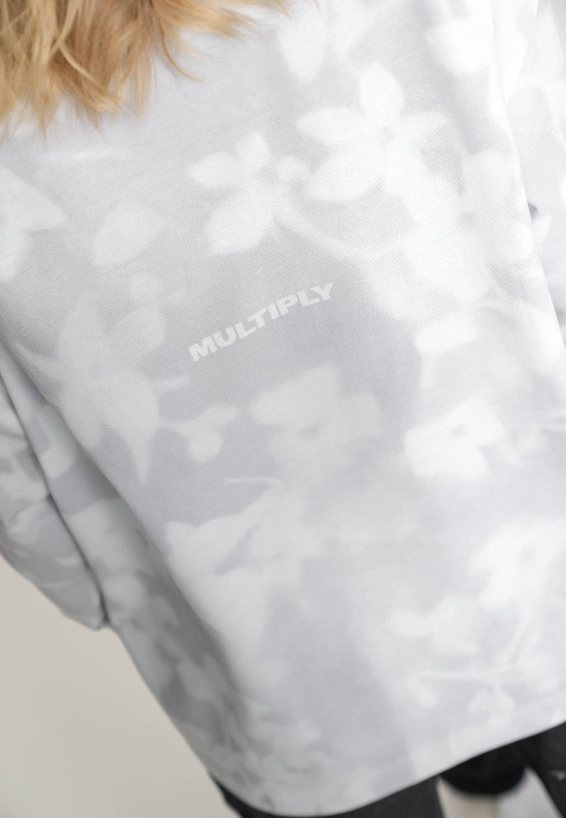 Multiply Apparel Oversize Longsleeve T-shirt FADED FLORAL Vasporous Grey – weitere Ansicht 2