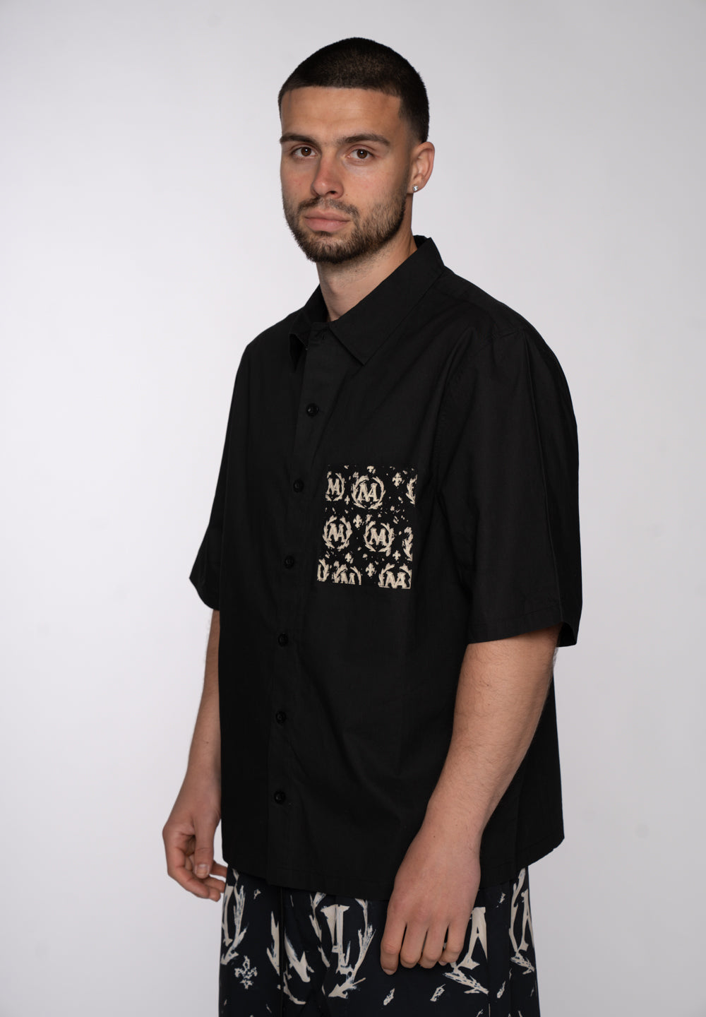 Multiply Apparel Short Sleeve Shirt CIPHER Pirate Black – Frontalansicht