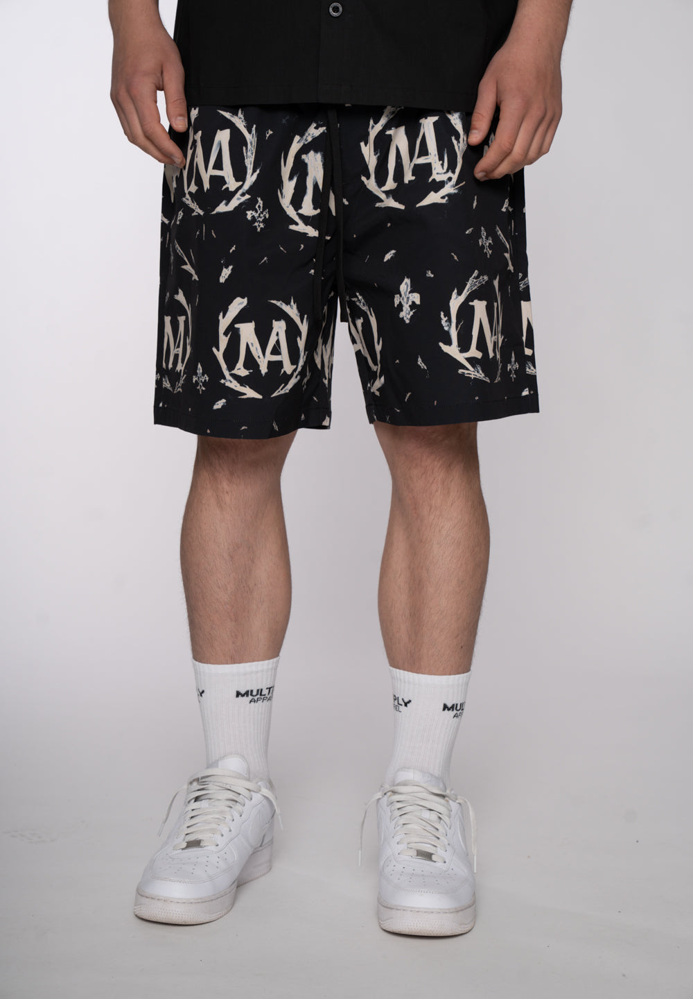 Multiply Apparel Shorts PAINTERLY Pirate Black – Frontalansicht