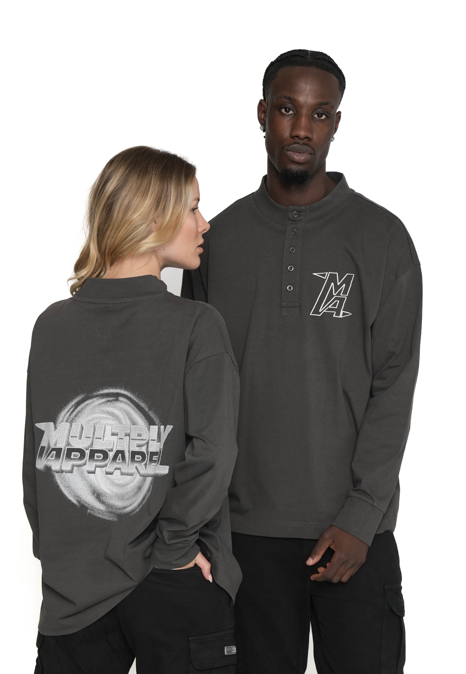 Multiply Apparel Oversize Longsleeve SWIRL Black Soda Washed – Frontalansicht