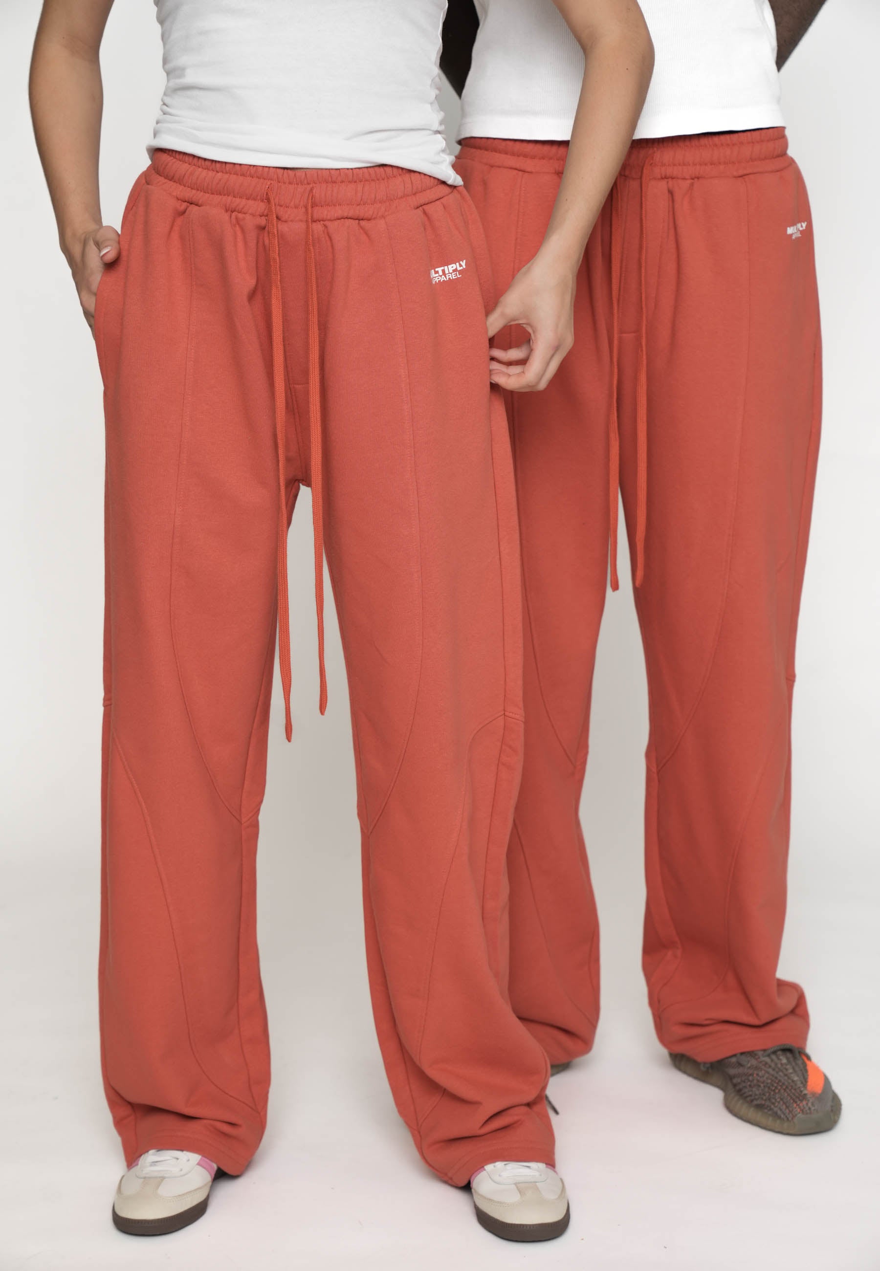 Multiply Apparel Jogger STREAMLINED Etruscan Red – Frontalansicht